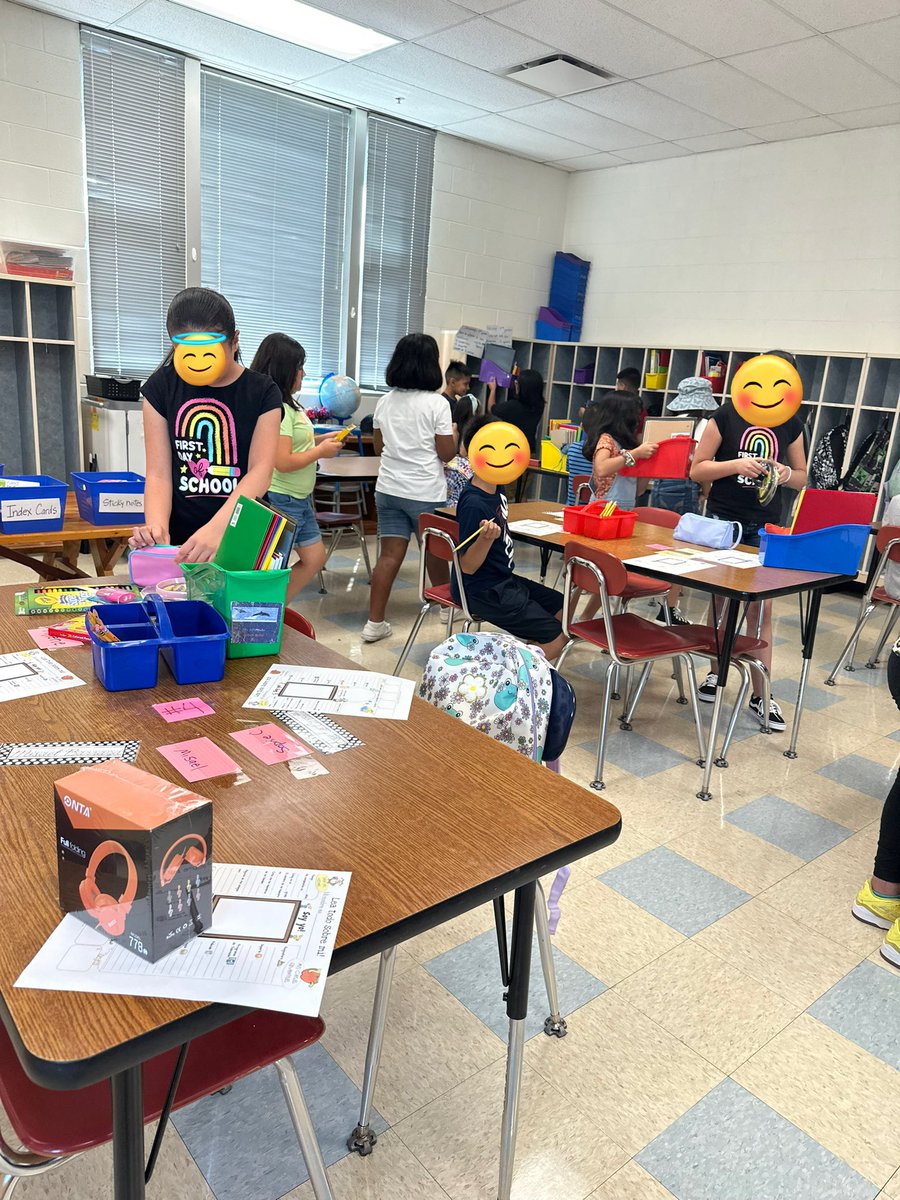 BilingualCDiaz's tweet photo. Happy First Day of School @KomenskyLions! So many smiling faces eager to tell their teachers all about themselves!

#komenskylionpride #orgulloleoneskomensky #d100inspires #d100inspires https://t.co/aII55gFaQD