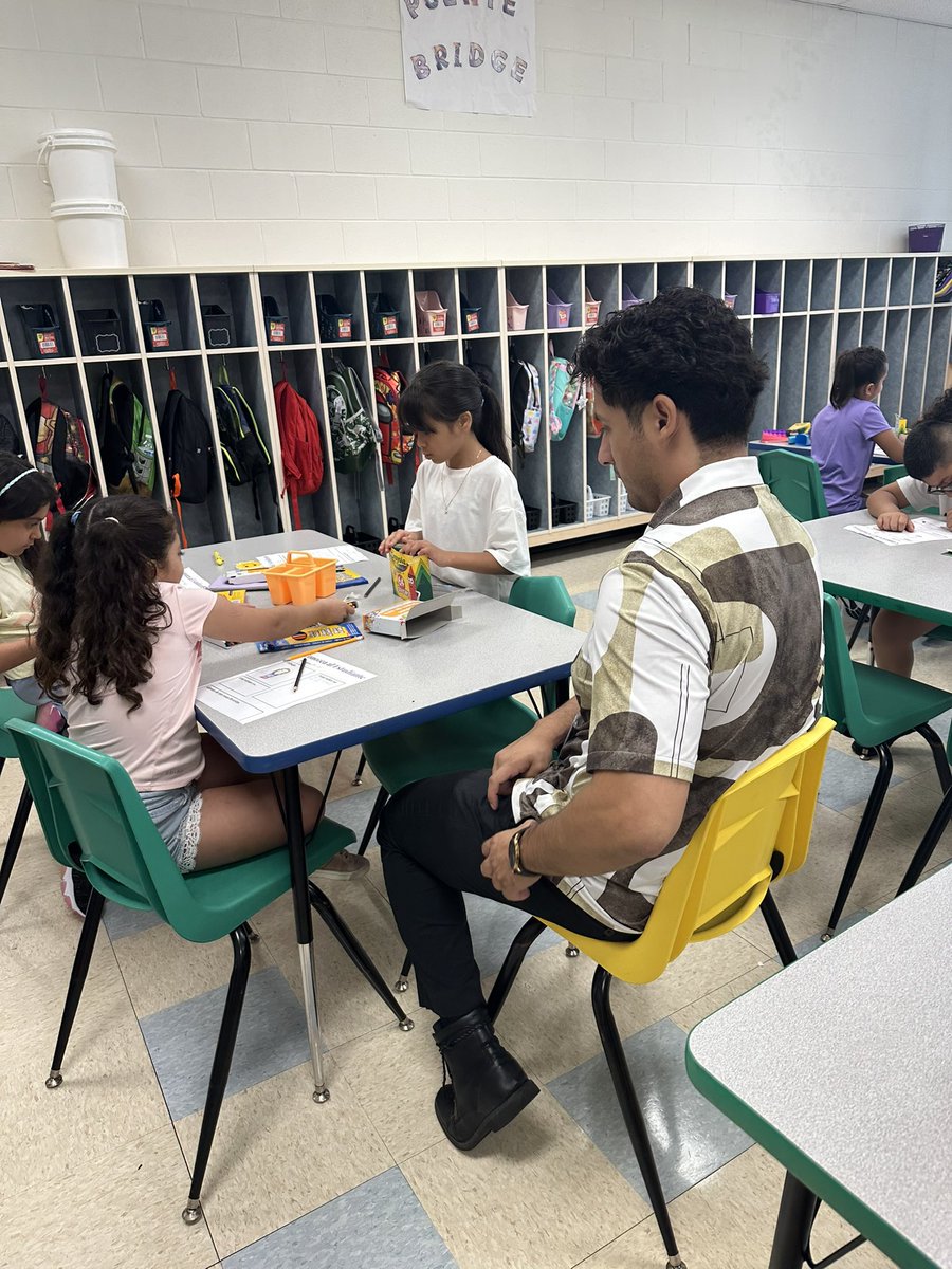 BilingualCDiaz's tweet photo. Happy First Day of School @KomenskyLions! So many smiling faces eager to tell their teachers all about themselves!

#komenskylionpride #orgulloleoneskomensky #d100inspires #d100inspires https://t.co/aII55gFaQD