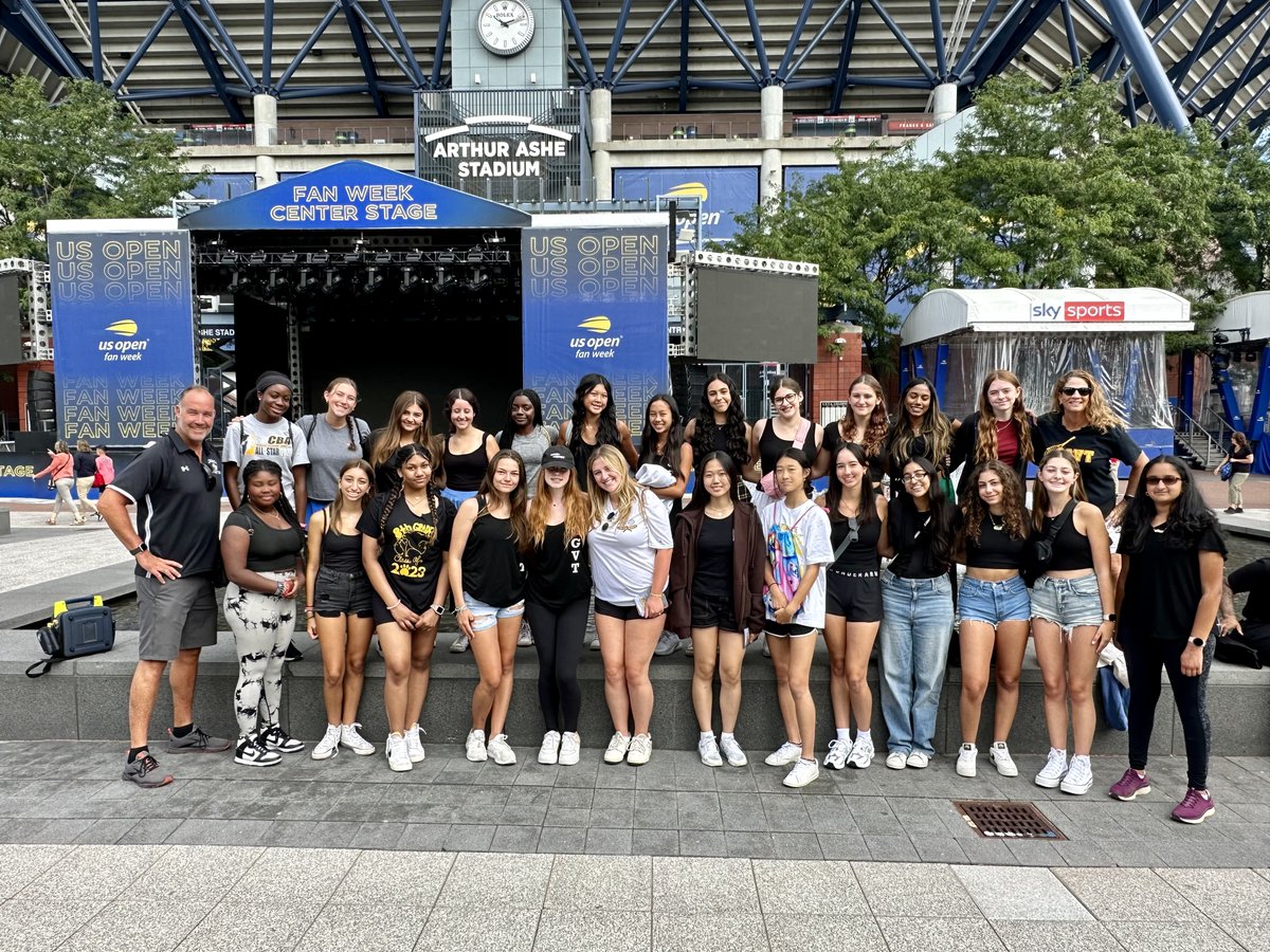 CommackSchools's tweet photo. Commack Girls Varsity and JV Tennis are at the US Open watching player practices and qualifying rounds! #Tennis #CommackSchools #CommackHighSchool @USOpen https://t.co/sLnyHXMZZD