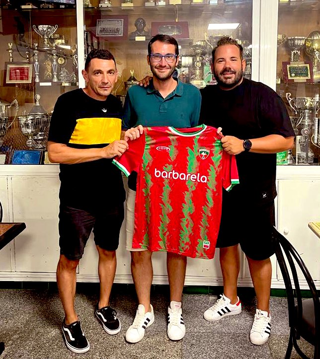 JuanjeFernandez's tweet photo. Uno nunca se va del lugar donde se ha dejado el alma... ❤️💚 @CDTiroPichon 

Muchas gracias por el detalle y el cariño. https://t.co/btGZaYc3yD