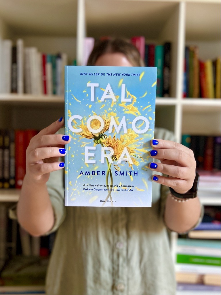 🌼¡Qué ganas tenemos de que llegue el 7 de septiembre y podáis leer #TalComoEra de @ASmithAuthor! Es la inolvidable historia de una mujer joven que lucha por encontrar fuerzas después de sufrir una agresión. Un libro necesario y especial. ¡Resérvalo ya! bit.ly/46UfVqq