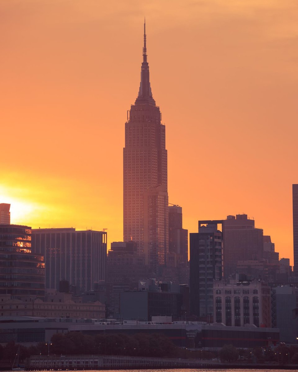 Empire State Building tweet media