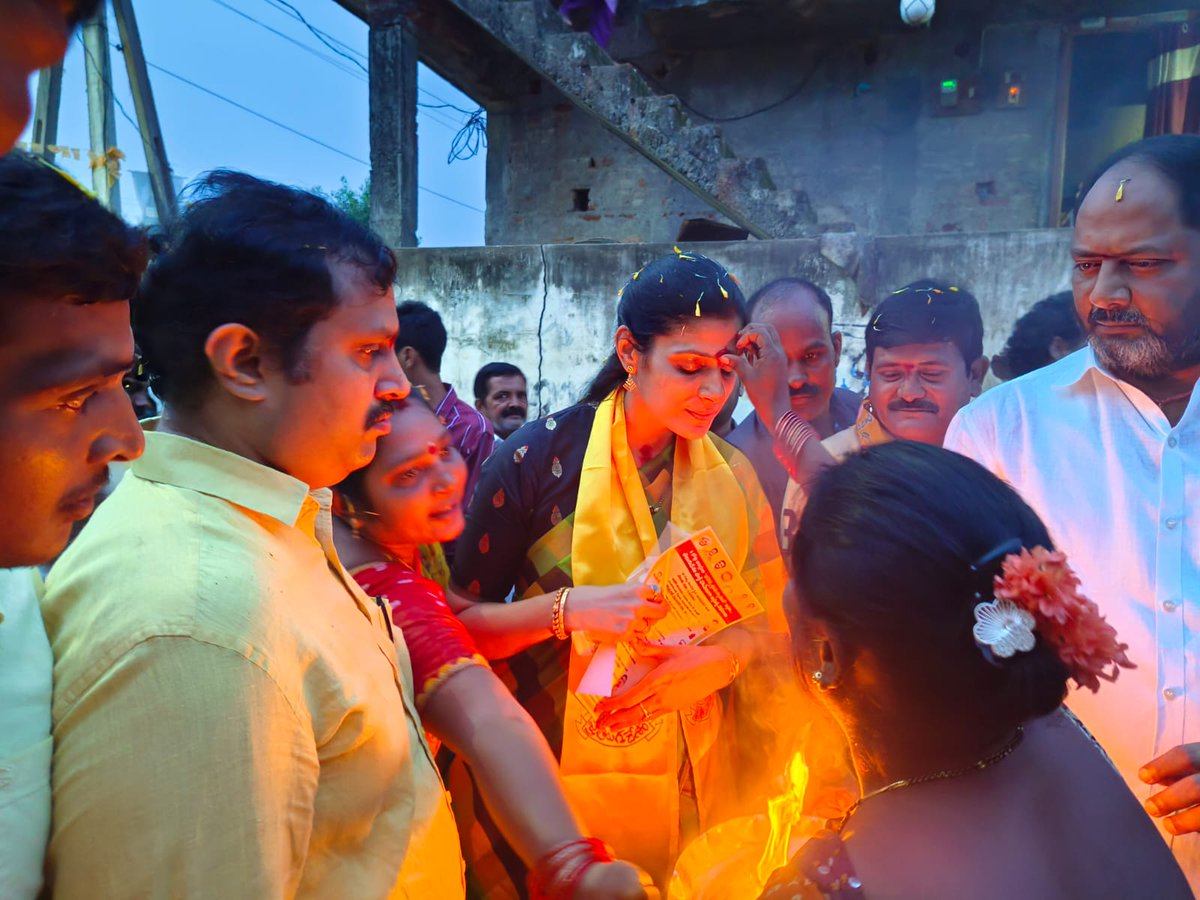 Divya_Yanmala's tweet photo. ఈరోజు తుని నియోజకవర్గం కోటనందూరు మండలం కాకరాపల్లి గ్రామంలో పాల్గొన్న తుని నియోజకవర్గం టీడీపీ ఇంచార్జ్ యనమల దివ్య గారు సీనియర్ నాయకులు యనమల కృష్ణుడు గారు యువత అధ్యక్షులు శివరామకృష్ణన్ గారు
#andrapradesh
#tuni
#భవిష్యత్తుకుగ్యారంటీ https://t.co/O8JnMUQaGC