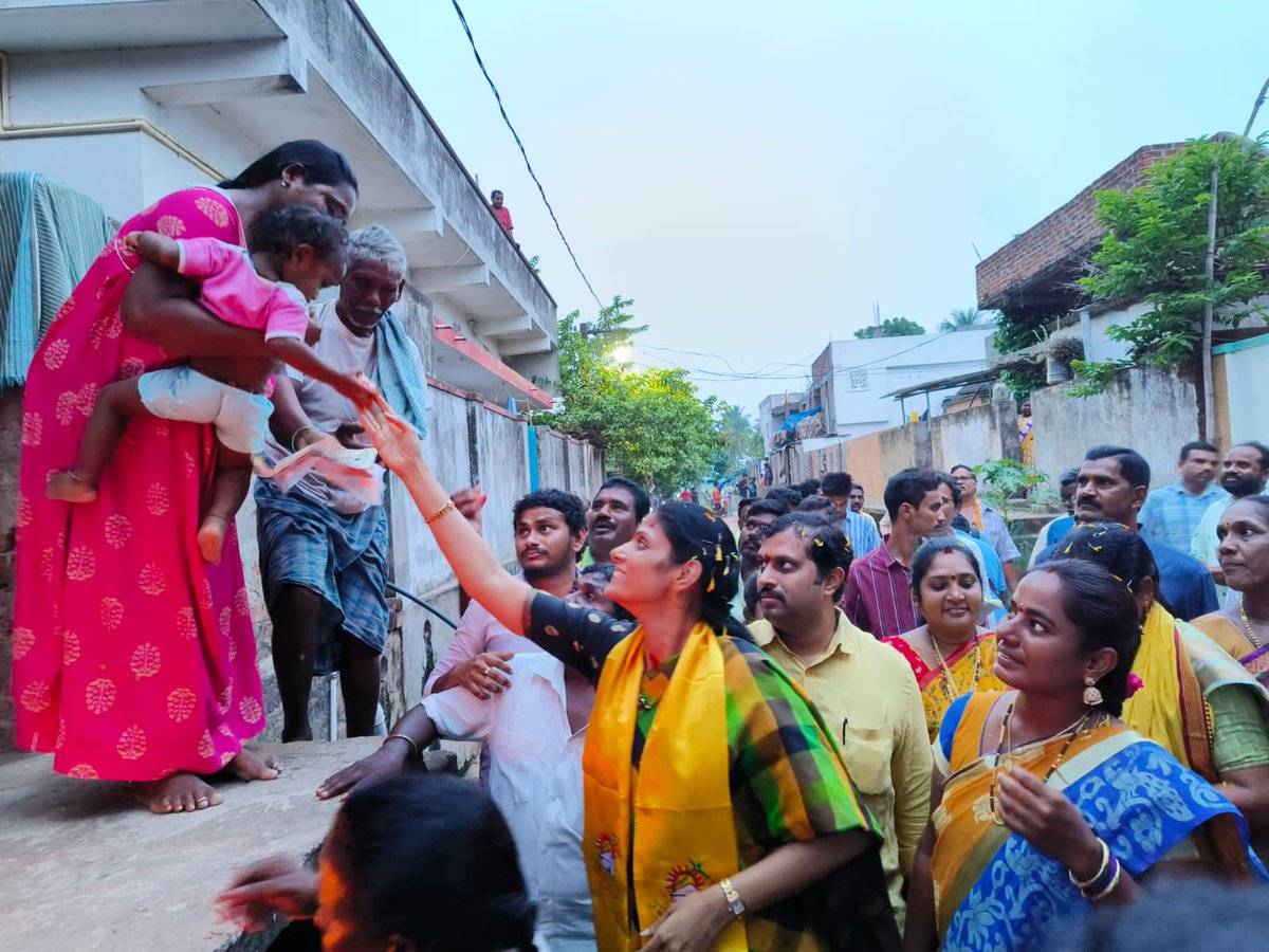 Divya_Yanmala's tweet photo. ఈరోజు తుని నియోజకవర్గం కోటనందూరు మండలం కాకరాపల్లి గ్రామంలో పాల్గొన్న తుని నియోజకవర్గం టీడీపీ ఇంచార్జ్ యనమల దివ్య గారు సీనియర్ నాయకులు యనమల కృష్ణుడు గారు యువత అధ్యక్షులు శివరామకృష్ణన్ గారు
#andrapradesh
#tuni
#భవిష్యత్తుకుగ్యారంటీ https://t.co/O8JnMUQaGC