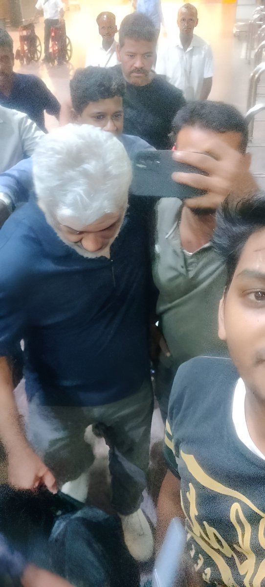 Nelson_1617's tweet photo. Humble and down to earth 😍

வாழ்கையில் மறக்க முடியாத நாளா மாத்திடாரு தல 💯🤩😘

Positive vibe everywhere 💖🤍 

#Fanboy #Ajithkumar #Vidaamuyarchi https://t.co/eVSS3iOIXn
