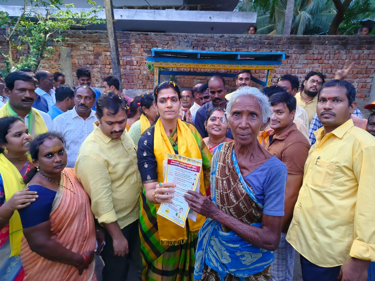 Divya_Yanmala's tweet photo. ఈరోజు తుని నియోజకవర్గం కోటనందూరు మండలం కాకరాపల్లి గ్రామంలో పాల్గొన్న తుని నియోజకవర్గం టీడీపీ ఇంచార్జ్ యనమల దివ్య గారు సీనియర్ నాయకులు యనమల కృష్ణుడు గారు యువత అధ్యక్షులు శివరామకృష్ణన్ గారు
#andrapradesh
#tuni
#భవిష్యత్తుకుగ్యారంటీ https://t.co/O8JnMUQaGC