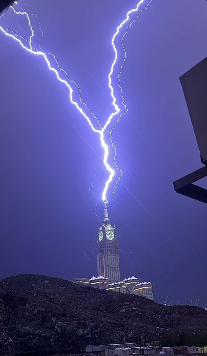 islamculturel's tweet photo. 🕋 THREAD - Images et vidéos de l’orage impressionnant à La Mecque https://t.co/bmCxE8YMAb