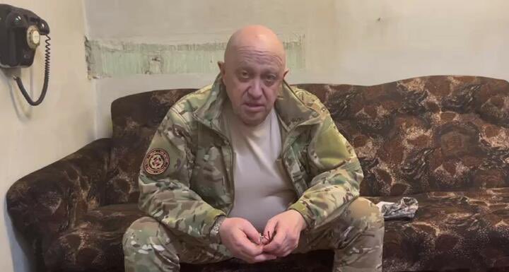 А вы тоже ждете часовое видео которое начинается со слов я евгений пригожин и если вы смотрите это значит я уже мертв сча расскажу как все было на самом деле