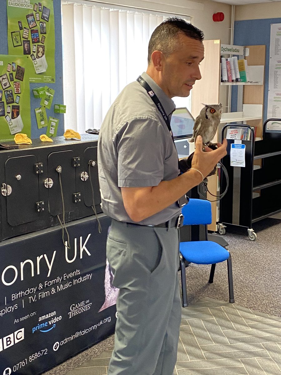 OakdaleLib's tweet photo. Ymwelodd Bailey y dylluan wyneb gwyn african @OakdaleLib heddiw. Diolch Jason @FALCONRYUK 

Bailey the african white faced owl visited @OakdaleLib today. Thanks Jason @FALCONRYUK 
#CaerphillyCares @CaerphillyCBC https://t.co/ivcbJjXotR