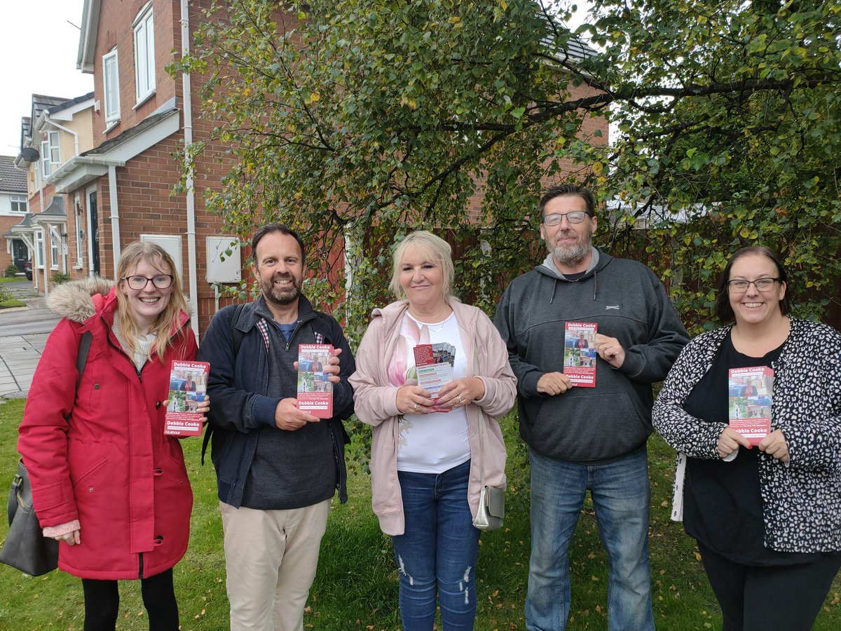 CllrNickSmall's tweet photo. One of our teams out in Fazakerley East tonight for @LiverpoolLabour candidate @DebbieCookeFaz #LocalVoiceLocalChoice #VoteLabour https://t.co/Hl6NNlcTII