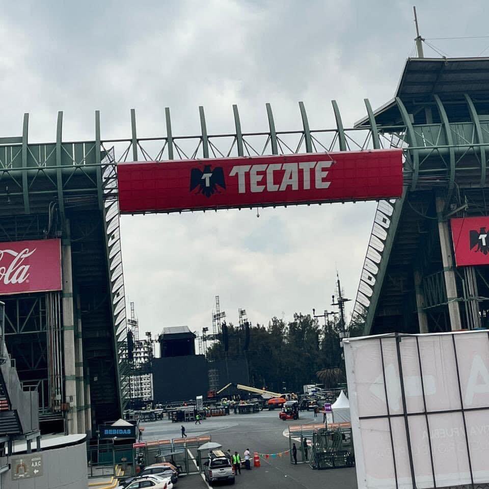 LaPuercaylor's tweet photo. Primeras fotos del escenario del The Eras Tour en  el Foro Sol #MexicoTSTheErasTour #TSTheErasTour 

LAS PANTALLAS https://t.co/lRzUF103eI