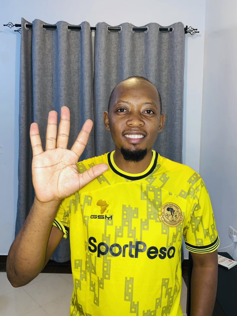 thisistemidayo's tweet photo. #TanoChallenge Mwananchi na jezi yako, Piga picha namna hii kisha Post. @YangaToTFans https://t.co/15yJdNbwaE