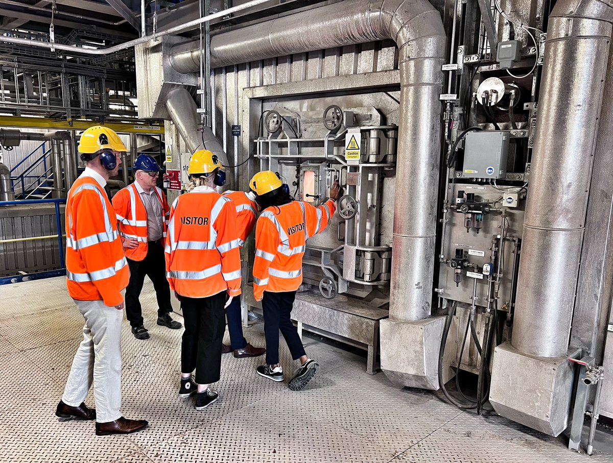 stuhhigh_suezUK's tweet photo. Hosted representatives of @hmtreasury at our @suezUK Teeside lines 4+5 EFW , discussing #ETS #CCUS #Landfilltax #landfillBan #RDFexport #RWS & #NegativeEmissions It’s key that all policies are coordinated, complimentary & compound benefits rather than conflict & erode them. https://t.co/LnqdLqSP9W