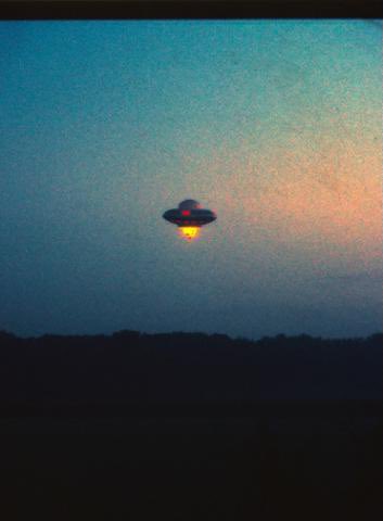 ConFactor's tweet image. In 1979 billionaire Richard Branson released a hot air balloon shaped like a UFO over the streets of London. The next morning, local police forces were mobilized and even the army was alerted. When it landed, Branson had also paid a little person to walk out dressed as ET.