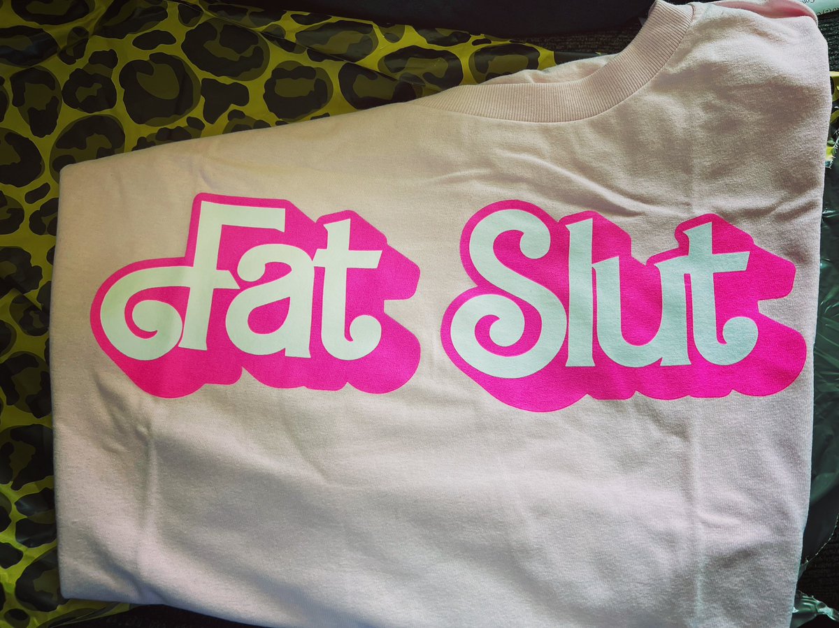 Noyes_Noise's tweet photo. I’ll be ready if #FatSlut ever comes to #Boston. Thank you, @fatdragmeatball . I’m absolutely wearing this to the gym. #hittheslaybutton @BigDipperJelly @sloppypod https://t.co/LxugPF3n8H