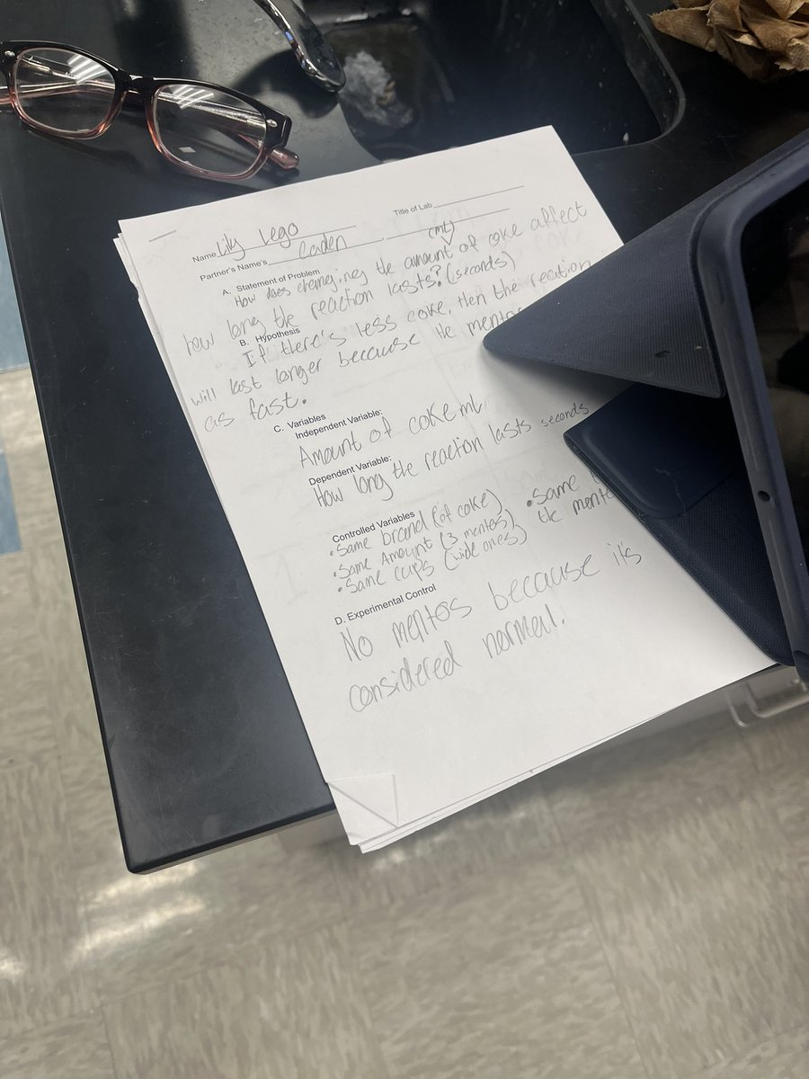 PWilliamsRPIMS's tweet photo. 8th grade scientist and  @MrLGobel work on self-designed experiments to discover relationships between Mintos and carbonated beverages, then they write about their findings in depth (and in complete sentences 😊). #WarrenWill make literacy a focus in every classroom! #RPIMSRocks https://t.co/FCOTtSbkeA