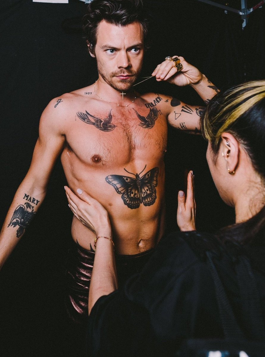 sweetcreaturebk's tweet photo. te imaginas que te pregunten de que trabajas y podes contestar: " le pongo crema a harry styles" LA SUERTE https://t.co/InVd2RNY2a