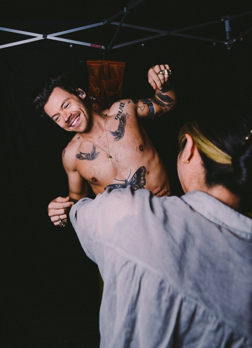 sweetcreaturebk's tweet photo. te imaginas que te pregunten de que trabajas y podes contestar: " le pongo crema a harry styles" LA SUERTE https://t.co/InVd2RNY2a