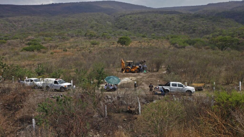 Contrariamente a lo publicado lo más posible es que en el atentado de Tlajomulco no se utilizaran minas terrestres o explosivos activados por presión sino IEDs cableados o activados por radiofrecuencia: borderlandbeat.com/2023/08/clear-…