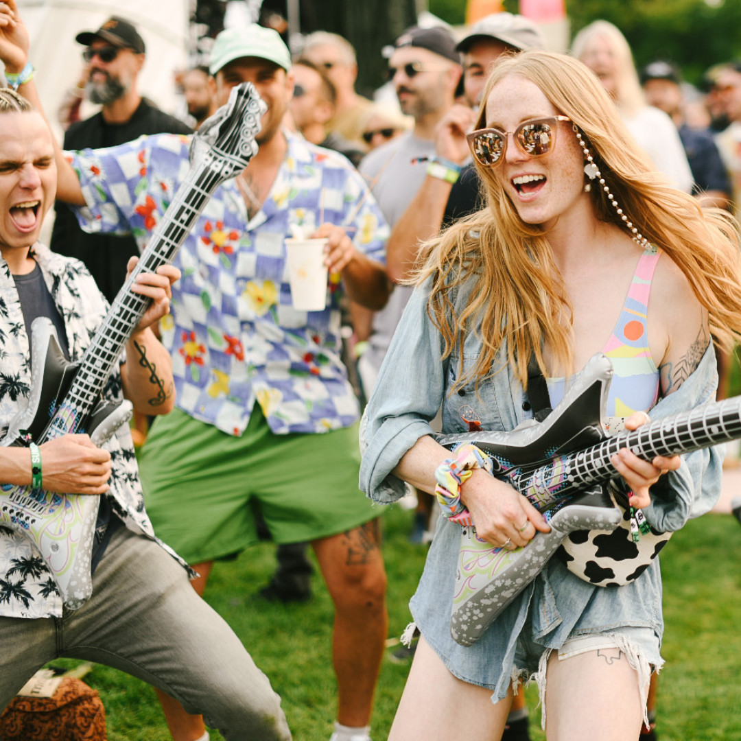 Sunlit smiles and soul-stirring tunes! Here’s how we danced our hearts out at #AmblesideFestival 🎸