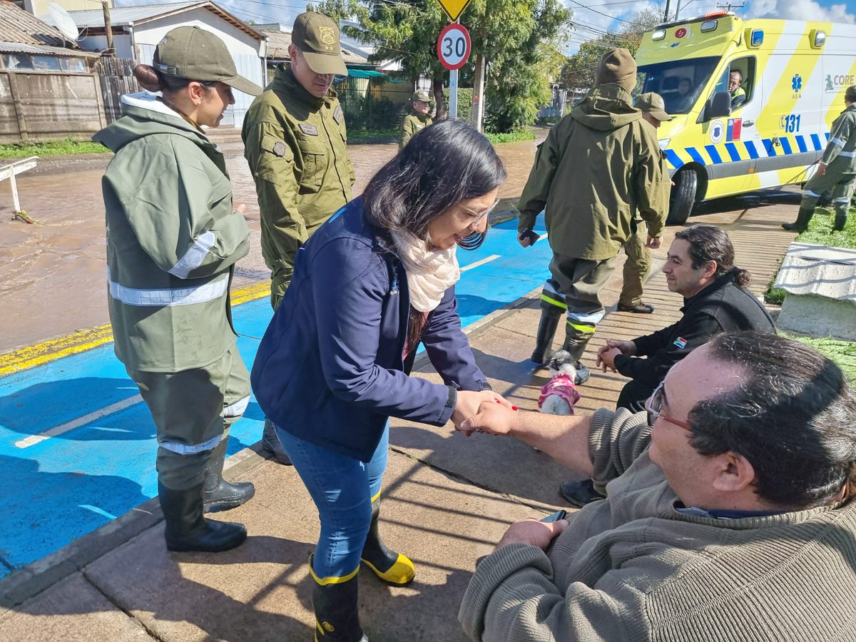 DPPColchagua's tweet photo. Esta mañana en #SantaCruz, junto al Director General de @Carabdechile Ricardo Yáñez, la Delegada Presidencial de #Colchagua Marta Pizarro visitaron a familias afectadas por las inundaciones en el sector de avenida Cabello con Adriano Díaz. https://t.co/b8dfftmckX