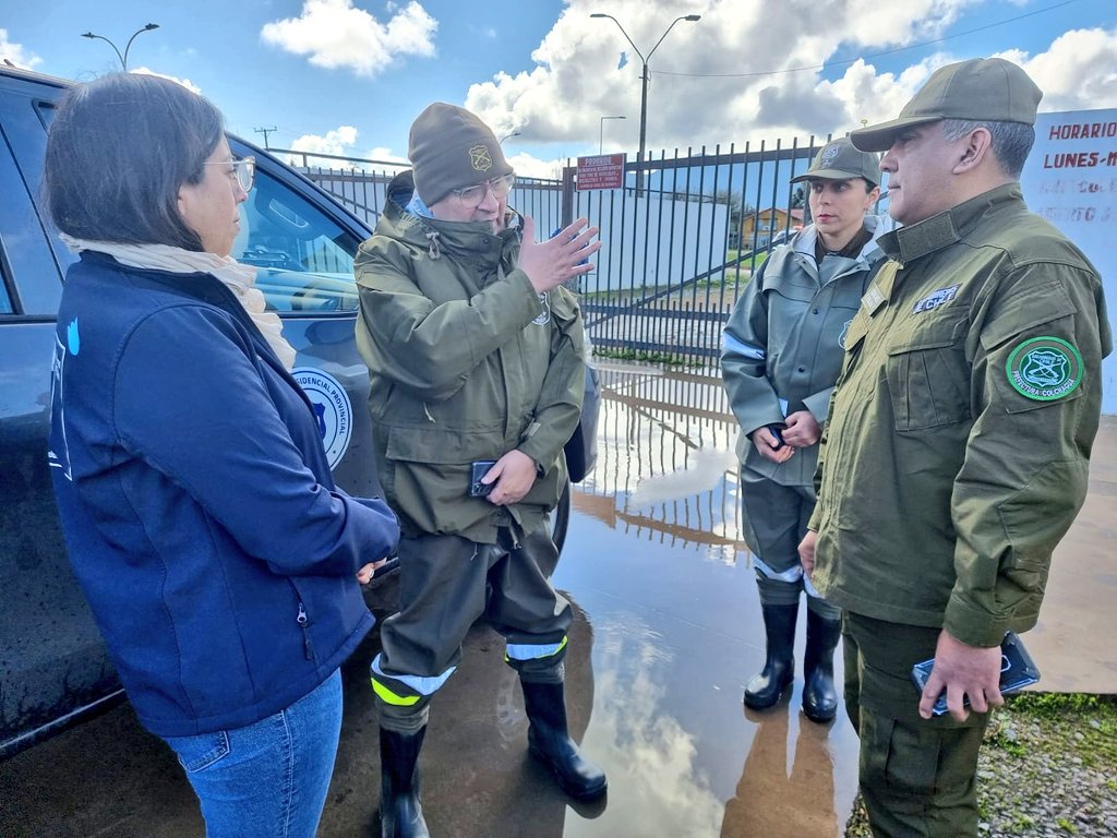 DPPColchagua's tweet photo. Esta mañana en #SantaCruz, junto al Director General de @Carabdechile Ricardo Yáñez, la Delegada Presidencial de #Colchagua Marta Pizarro visitaron a familias afectadas por las inundaciones en el sector de avenida Cabello con Adriano Díaz. https://t.co/b8dfftmckX