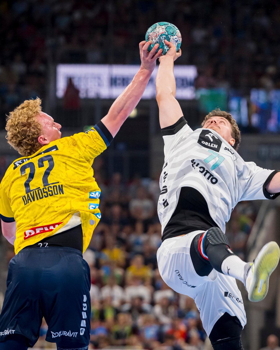 Opel_HBL's tweet photo. Spannung pur im Kampf um den ersten Sieg der Saison 2023/24❗️💥 Zehn Minuten vor dem Ende führen die 🦓 mit nur einem Tor🥶🤜🤛
______
#Handball #LIQUIMOLYHBL #PSC23
📸: Klahn https://t.co/aV8VbDn9jY