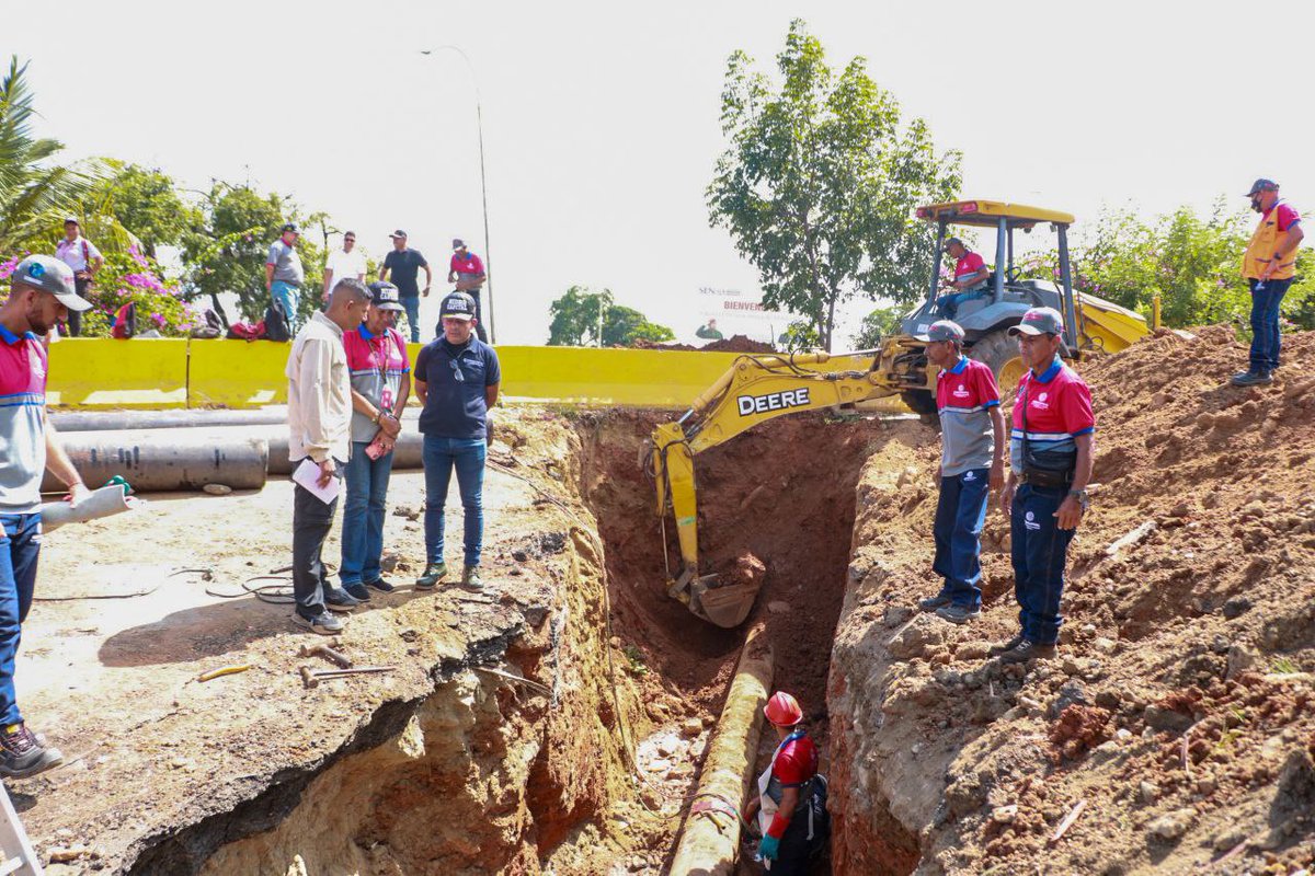 harolclemente's tweet photo. Acompañado del Poder Popular supervisamos la sustitución de 20mts
 de tuberia de 16", labores que realiza nuestras cuadrillas de @HidroCapital2 en el distribuidor El Trebol, estado La Guaira.
Con el #1x10DelBuenGobierno seguimos avanzando. 
@NicolasMaduro 
#ConsensoPorElBienestar https://t.co/Svb5pUuiJV