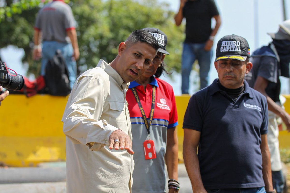harolclemente's tweet photo. Acompañado del Poder Popular supervisamos la sustitución de 20mts
 de tuberia de 16", labores que realiza nuestras cuadrillas de @HidroCapital2 en el distribuidor El Trebol, estado La Guaira.
Con el #1x10DelBuenGobierno seguimos avanzando. 
@NicolasMaduro 
#ConsensoPorElBienestar https://t.co/Svb5pUuiJV