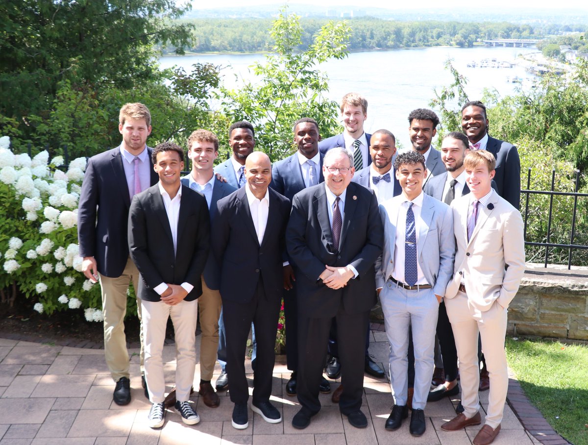 An honor to meet and have lunch with David Cohen, the U.S. Ambassador to Canada! 🇨🇦🇺🇸

Thanks to all the staff who welcomed us so graciously at the residence of the U.S. Ambassador! 🙏

#GoCrimson #OneCrimson 
#CrimsonInCanada 🇨🇦🏀