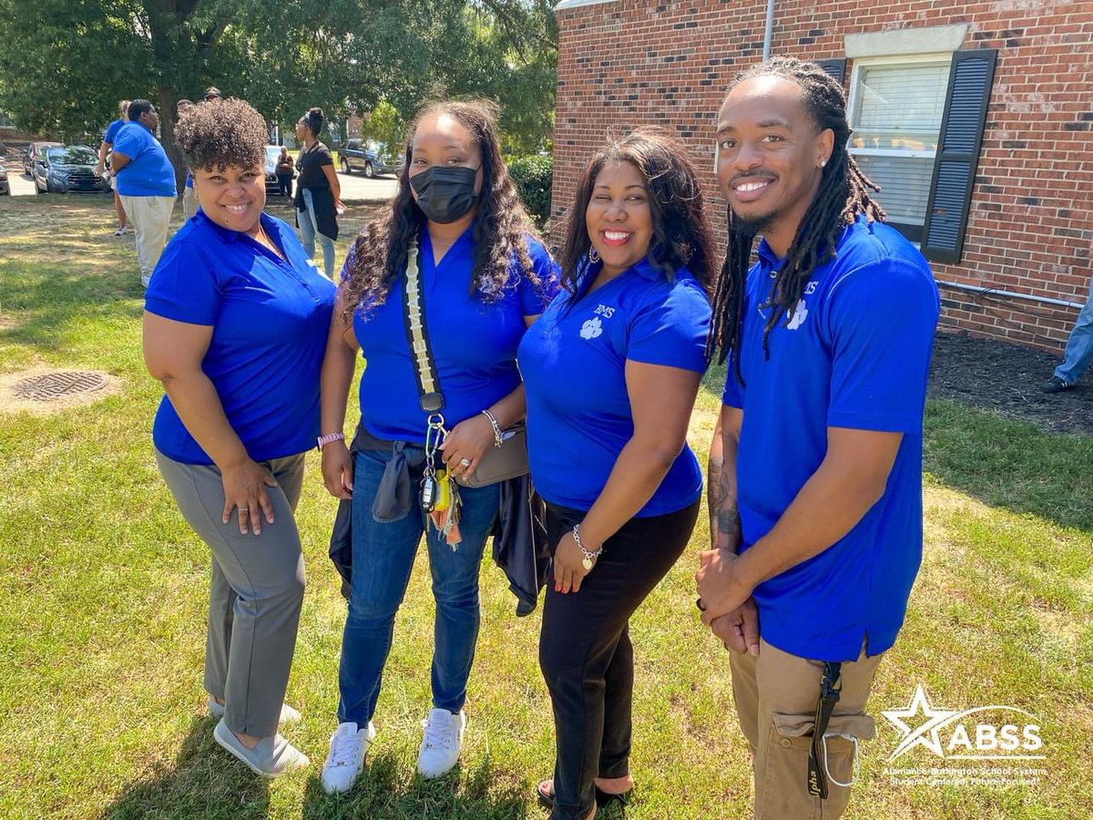 Nickknack54's tweet photo. Community is everything!  Broadview middle back to school bash! https://t.co/pob0iXhlW5