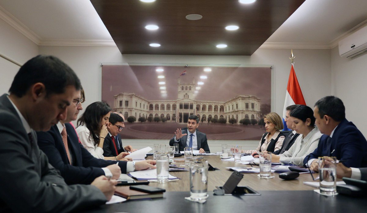 SantiPenap's tweet photo. Quiero que cumplas el sueño de tu casa propia. Por eso mantuvimos una reunión de trabajo con responsables de distintas instituciones que tendrán el  desafío de hacerlo realidad. Lo que gastás en alquiler muy pronto podrá convertirse en la cuota de tu casa propia. https://t.co/iJWETHmEte