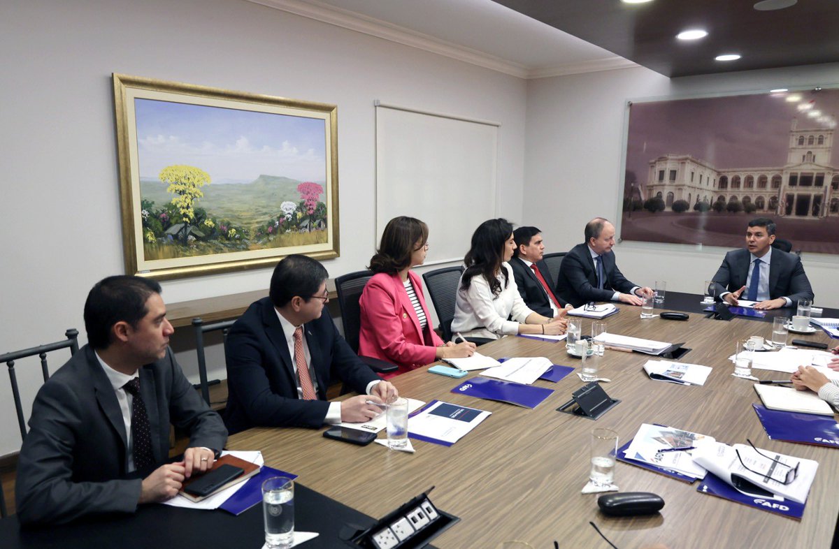 SantiPenap's tweet photo. Quiero que cumplas el sueño de tu casa propia. Por eso mantuvimos una reunión de trabajo con responsables de distintas instituciones que tendrán el  desafío de hacerlo realidad. Lo que gastás en alquiler muy pronto podrá convertirse en la cuota de tu casa propia. https://t.co/iJWETHmEte