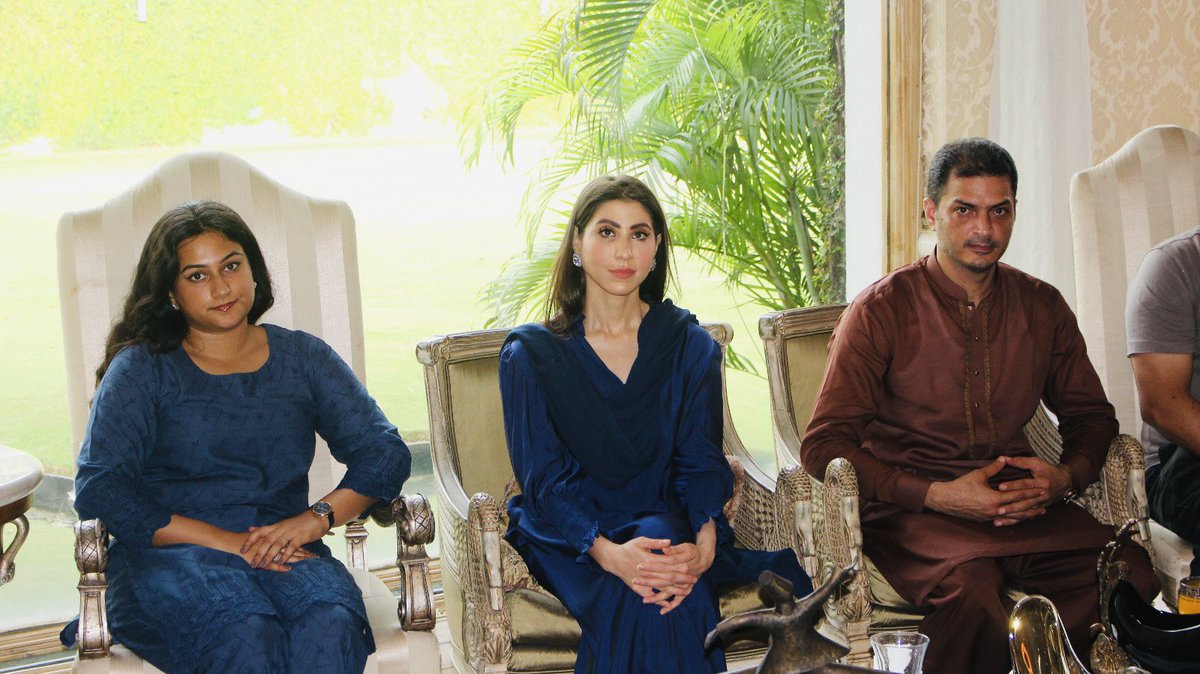 hinaparvezbutt's tweet photo. لاہور کے حلقے پی پی 170 سے آئے پاکستان مسلم ن لیگ کے UC Coordinators سے ملاقات۔ انشااللہ وارڈ لیول تک پارٹی کو مضبوط کرنا ہے #PP170 https://t.co/tJD8GUaV2Z