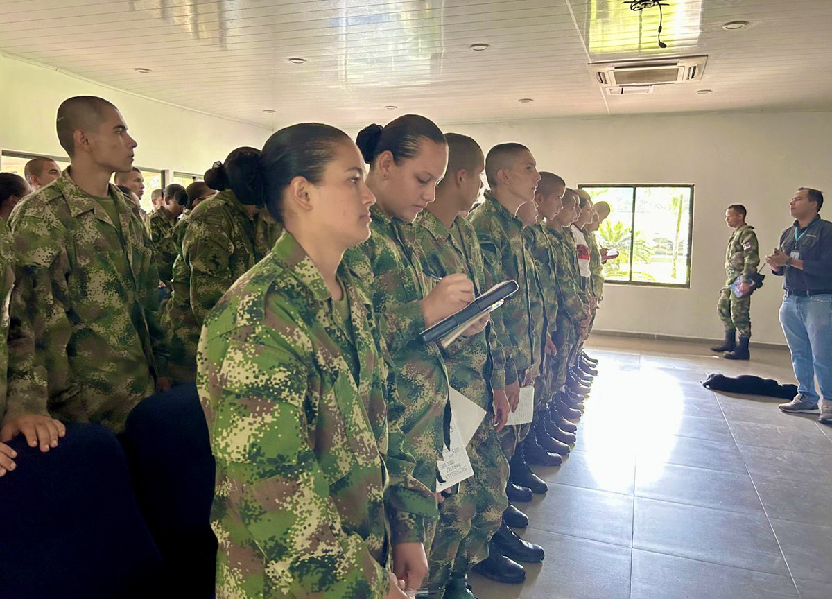 CORMACARENA's tweet photo. ¡Nuestra fuerza en el territorio! 💪🏻🌳
Hoy estamos con los uniformados de la Séptima Brigada del Ejército Nacional, a quienes constantemente actualizamos frente a normatividad ambiental y todo lo relacionado con la conservación de los recursos naturales.
#Somosvida #Somosmeta https://t.co/Yk8dhyd261
