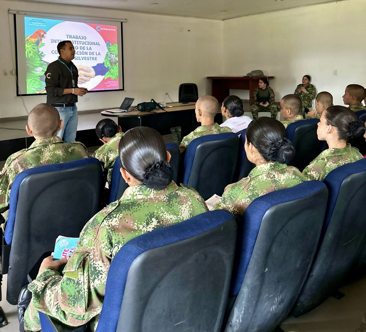 CORMACARENA's tweet photo. ¡Nuestra fuerza en el territorio! 💪🏻🌳
Hoy estamos con los uniformados de la Séptima Brigada del Ejército Nacional, a quienes constantemente actualizamos frente a normatividad ambiental y todo lo relacionado con la conservación de los recursos naturales.
#Somosvida #Somosmeta https://t.co/Yk8dhyd261
