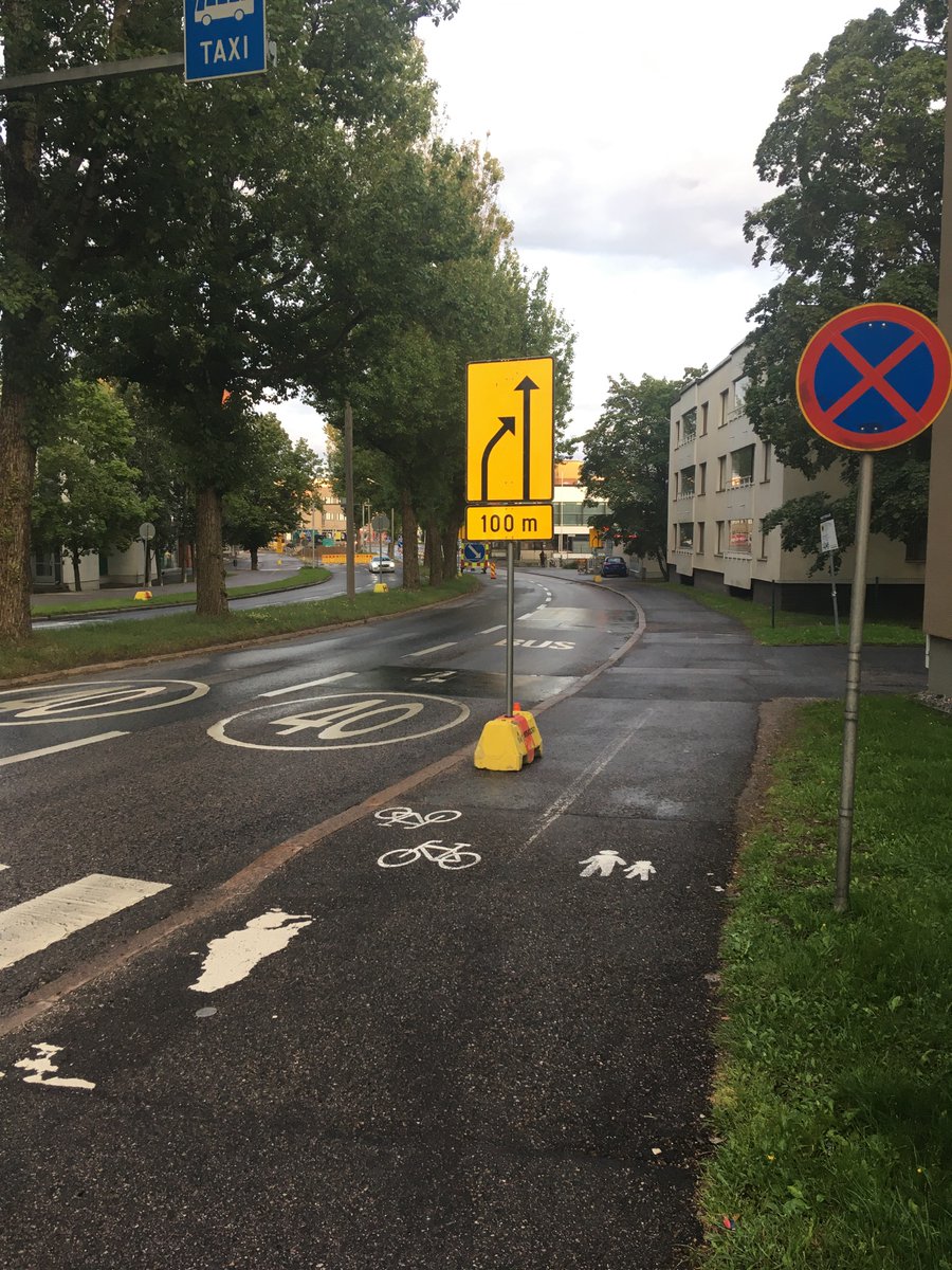 Lumihankipyora's tweet photo. @helsinkikymp Kirkonkyläntiellä on betoniporsaat liikennemerkkeineen pyörätiellä. Liikennemerkin alareuna on pyöräilijän pään korkeudella, siis selvästi lain edellyttämää 2,2 m korkeutta alempana. Etenkin harmaa puoli vaarallinen. Teidän oma työmaa, urakoitsija #VRJ @hepofi https://t.co/uTTbvpsiyC