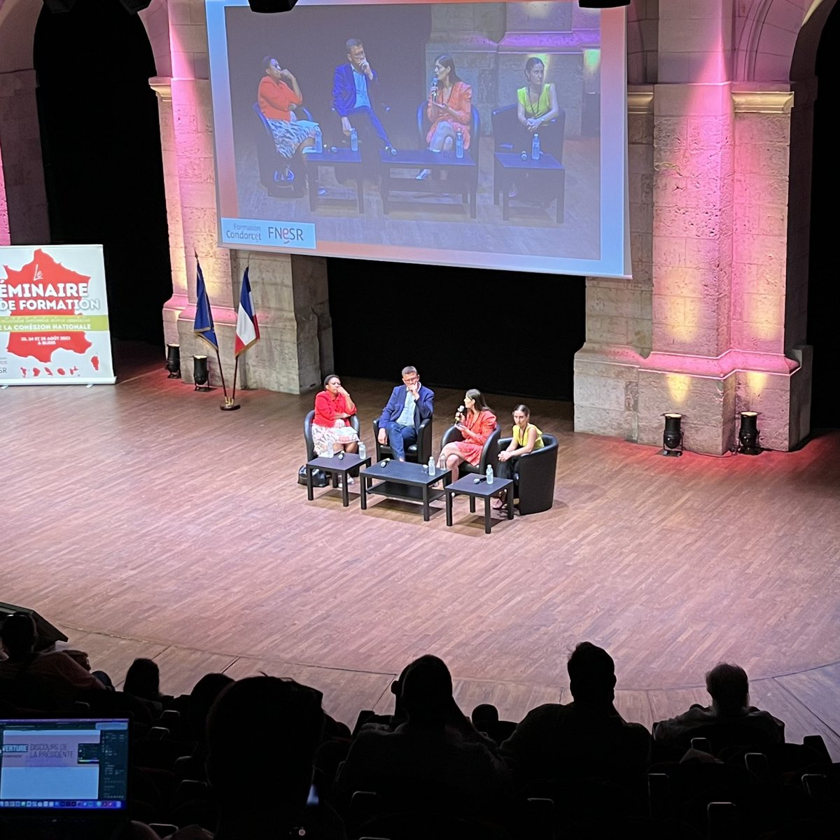 Top départ pour plusieurs jours de débats à #Blois pour le séminaire <a href="/FNESR_Condorcet/">FNESR-Condorcet</a> puis pour le #CamPuS23 <a href="/partisocialiste/">Parti socialiste</a>. 

👉 Échanges stimulants ce soir avec les <a href="/lesJeunesSoc/">Les Jeunes Socialistes</a> et <a href="/JeunesElusdeFr/">Association des jeunes élus de France 🇨🇵</a> sur l’engagement des jeunes et leurs aspirations.  

<a href="/HeleneGeoffroy/">Hélène Geoffroy</a>