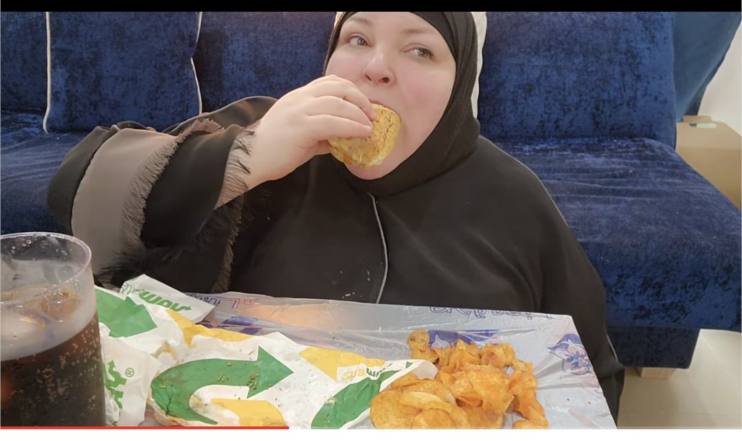 45pearltower's tweet photo. Literally, Chantel eats on camera bc she has no friends in real life to hang with...How sad. https://t.co/wVm3LZnzG4