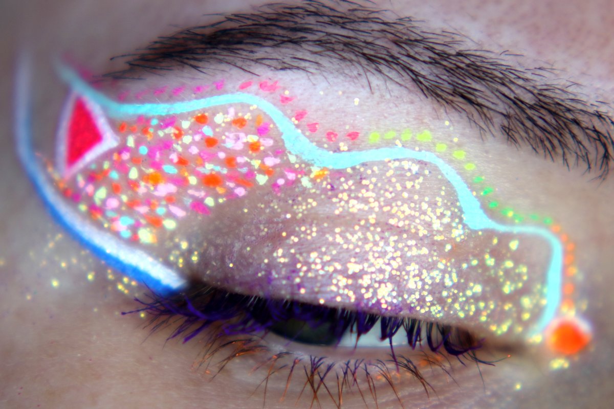 illa_youniverse's tweet photo. when your imagination hits harder โจ
#bts #makeup #btsmakeup #btsDNA https://t.co/2bWK2CcNQs