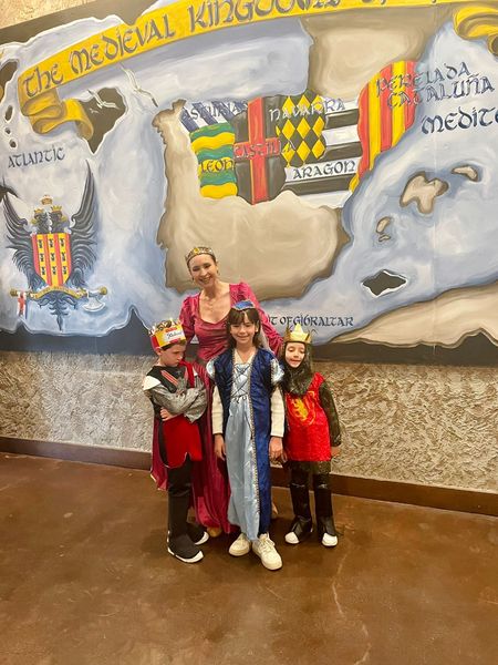 ¡Descubre el SUR DE CALIFORNIA! Nuestros expertos en el #CaliforniaWelcomeCenter te ayudarán a
elegir todo lo necesario para vivir experiencias como:

1️⃣ Explorar Anaheim Packing District
2️⃣ Visitar Disney California Adventure Park
3️⃣ Disfrutar la magia de Medieval Times