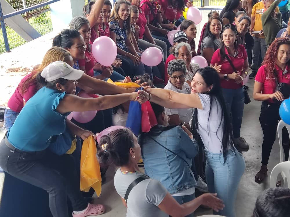 Prensa_JulioRod's tweet photo. La Primera Combatiente @Candialesr  durante el encuentro de mujeres para la conformación de los comités feministas con el Presidente @NicolasMaduro  llamó a amar la tierra que nos ha dado todo: Venezuela. #ConsensoPorElBienestar 
#EnAgostoAccionesYSoluciones https://t.co/eHGsW8ZLnK