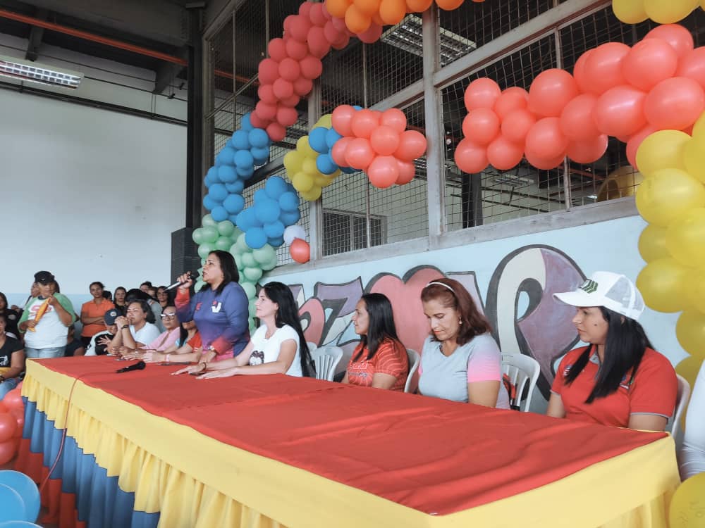 Prensa_JulioRod's tweet photo. La Primera Combatiente @Candialesr durante el encuentro de mujeres para la conformación de los comités feministas con el Presidente @NicolasMaduro reconoció la inmensa responsabilidad y la importancia de las mujeres de Bermúdez en el quehacer político y social no solo del https://t.co/vfBSqBfTPG