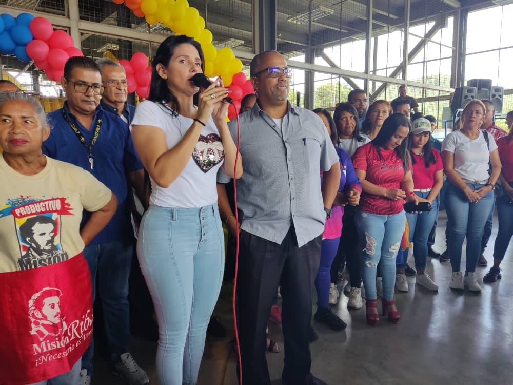 Prensa_JulioRod's tweet photo. La Primera Combatiente @Candialesr  durante el encuentro de mujeres para la conformación de los comités feministas con el Presidente @NicolasMaduro  llamó a amar la tierra que nos ha dado todo: Venezuela. #ConsensoPorElBienestar 
#EnAgostoAccionesYSoluciones https://t.co/eHGsW8ZLnK