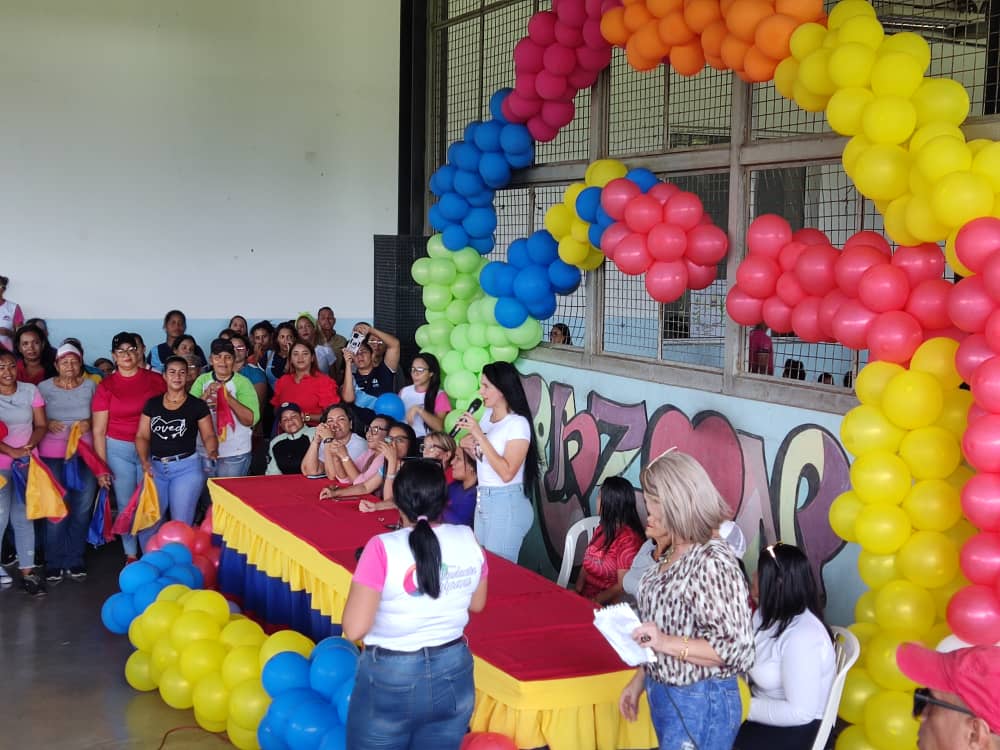 La Primera Combatiente <a href="/Candialesr/">Raquel Candiales Car</a> durante el encuentro de mujeres para la conformación de los comités feministas con el Presidente <a href="/NicolasMaduro/">Nicolás Maduro</a> reconoció la inmensa responsabilidad y la importancia de las mujeres de Bermúdez en el quehacer político y social no solo del