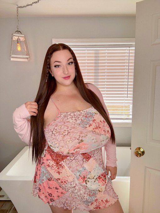 It&rsquo;s been nice to have more fun with makeup lately💕 I did butterfly wings out of gems yesterday🦋 https://t