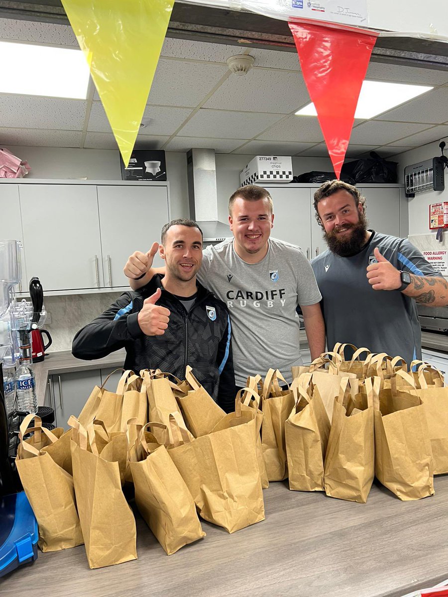 CRugbyCommunity's tweet photo. Back at it with another great WRU Fit, Fed and Fun camp today @ynysowen 

Loads of fun games in the Sun today at a packed camp.

Spare packed lunches donated to the local youth club tick ✅

@WRU_Community 

#fitfedfun https://t.co/2sDS419BjA
