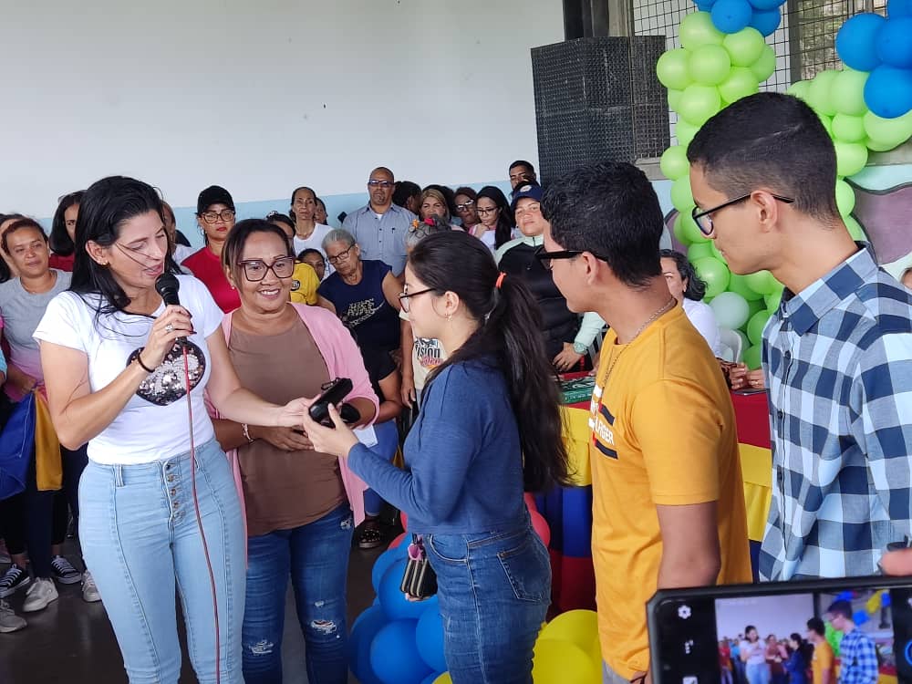 Prensa_JulioRod's tweet photo. La Primera Combatiente @Candialesr  durante el encuentro de mujeres para la conformación de los comités feministas con el Presidente @NicolasMaduro  llamó a amar la tierra que nos ha dado todo: Venezuela. #ConsensoPorElBienestar 
#EnAgostoAccionesYSoluciones https://t.co/eHGsW8ZLnK