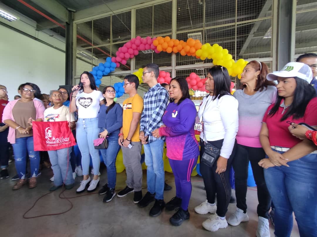 La Primera Combatiente <a href="/Candialesr/">Raquel Candiales Car</a>  durante el encuentro de mujeres para la conformación de los comités feministas con el Presidente <a href="/NicolasMaduro/">Nicolás Maduro</a>  llamó a amar la tierra que nos ha dado todo: Venezuela. #ConsensoPorElBienestar 
#EnAgostoAccionesYSoluciones