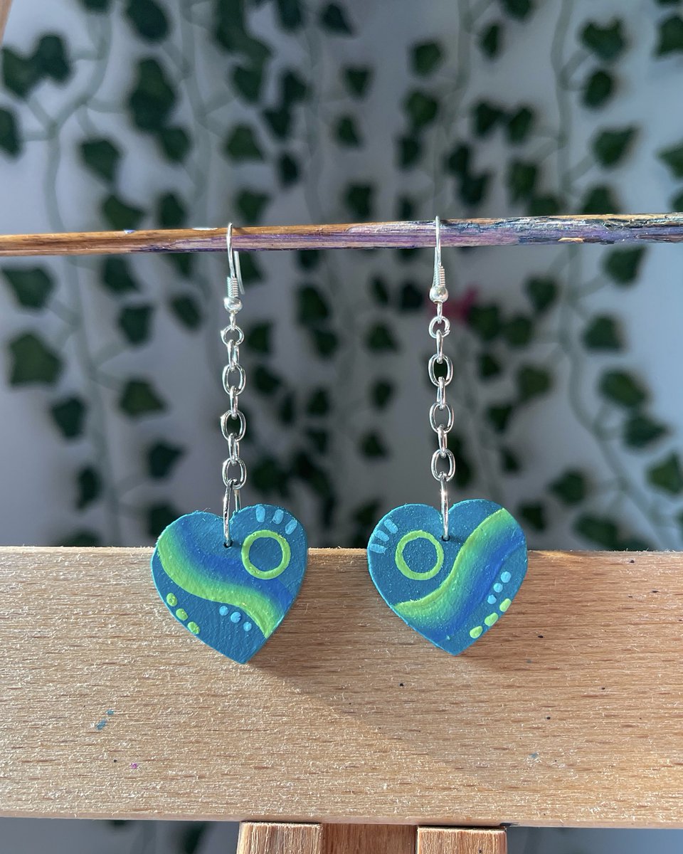 freakinlex's tweet photo. hi friends :)

all of my earrings are $5.00 a piece if you buy 2 or more!

this month has been extremely slow so pls share with a friend <3 love ya https://t.co/PALw9u8g8K